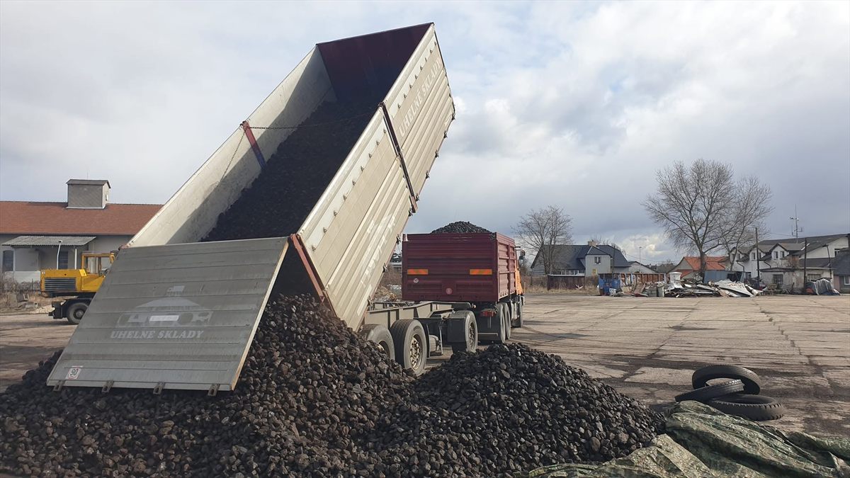 Návoz uhlí na skladovou plochu v Sadské