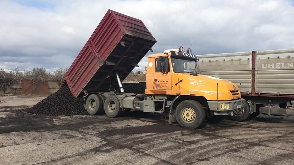 Tatra sype uhlí na skladovou plochu v Sadské