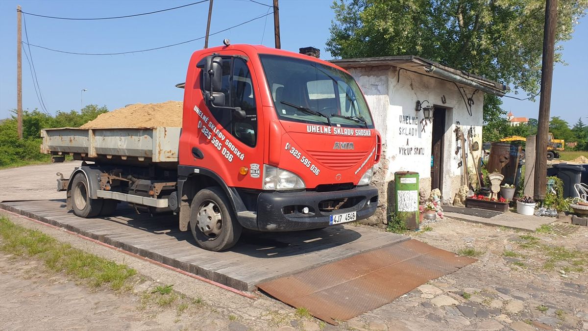Vůz Avia Uhelné sklady Sadská na váze u vrátnice areálu
